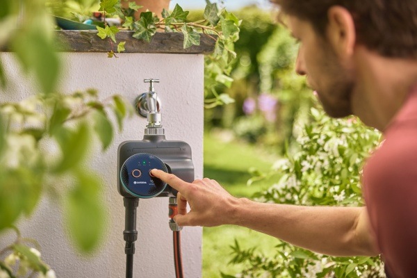 Zavlažovací počítač Gardena Smart Dual 19034-20 Muž ovládá zavlažovací řídicí jednotku.