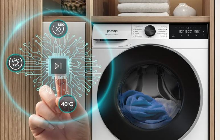 Pračka Gorenje G400 WS484A UltraClean bílá zobrazení fuknce AdapTech na pračce gorenje. V kolečkách jsou vidět otáčky, stupně nebo použití páry. Pračka je zabudovaná do dřevěné stěny. Nad ní jsou ručníky