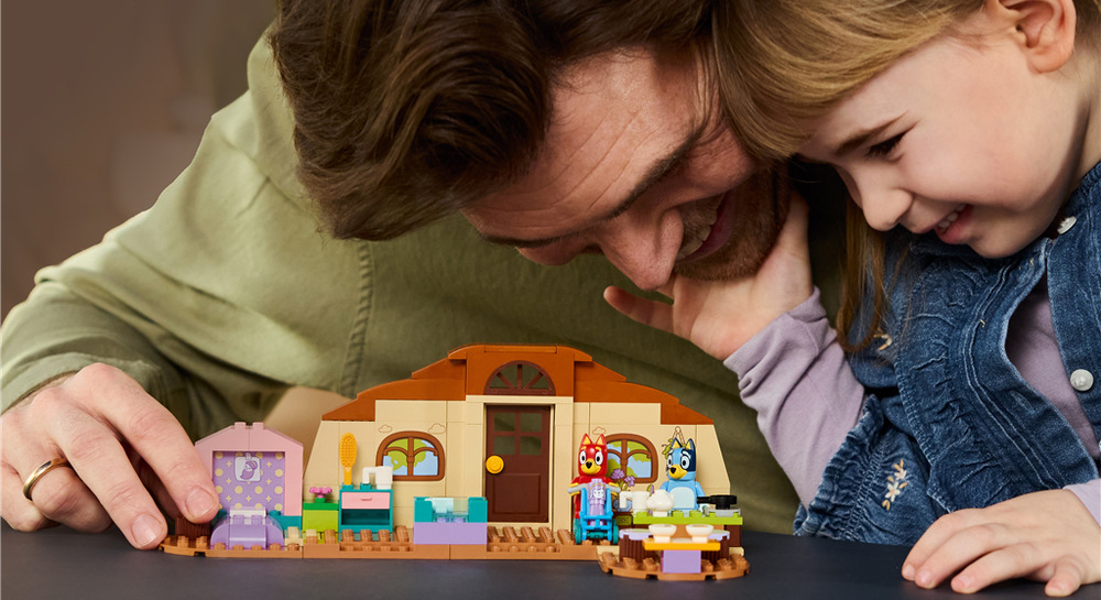 Stavebnice LEGO® Bluey 11221 Rusty, Bluey a škola Doplňky jako lahvička, inkubátor, kočárek a vybavení kavárny podporují hraní na role a každodenní příběhy.