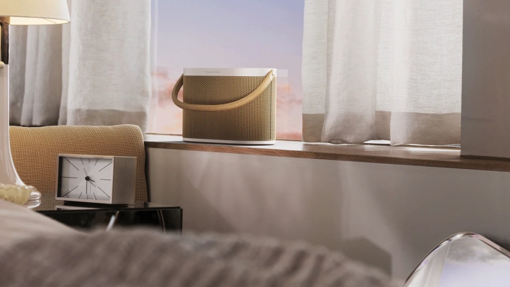 Přenosný reproduktor Bang & Olufsen BeoSound A5 černý/hnědý Přenosný reproduktor Bang & Olufsen BeoSound A5 černý/hnědý