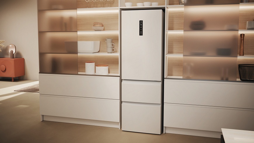 bílá chladnička haier HTW5618DNPW zabudovaná ve stěně z boku