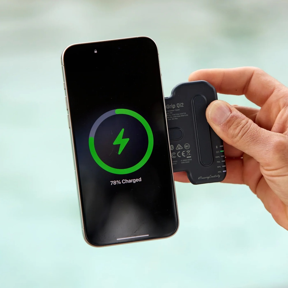 Držák na mobil ShiftCam SnapGrip Pro černý Ruka drží magnetický držák ShiftCam s telefonem