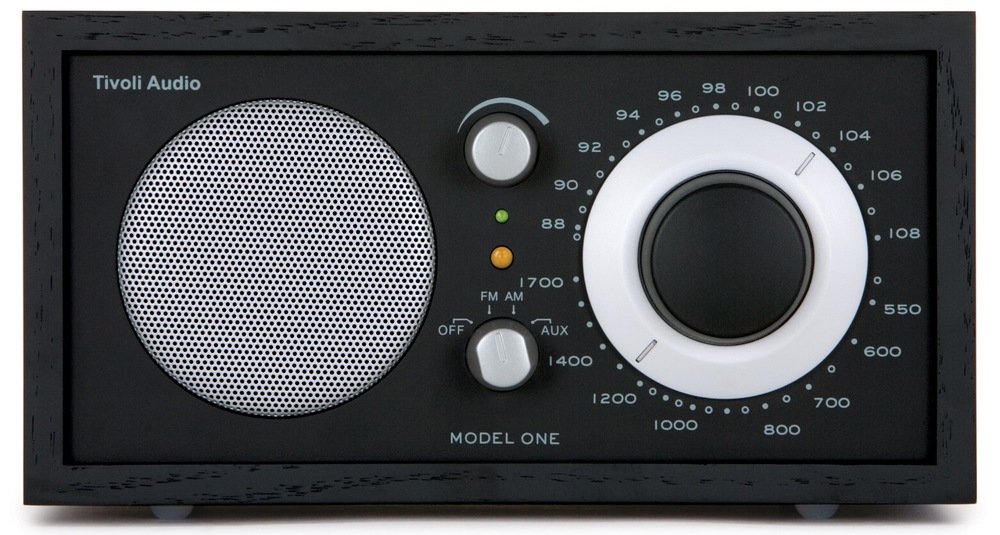 Radiopřijímač Tivoli Audio Model One M1-BBS obsahuje AUX vstup pro připojení telefonu, tabletu a MP3 přehrávače
