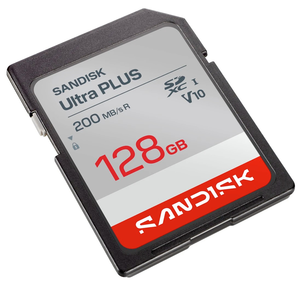 Paměťová karta SANDISK SDXC Ultra Plus 128GB UHS-I U1 (200R) Paměťová karta SanDisk Ultra Plus SDXC zachycená pod úhlem s viditelnými parametry výkonu
