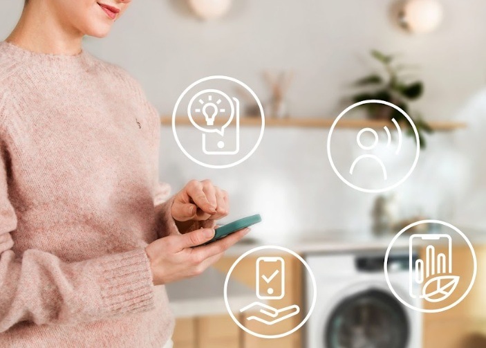 Sušička prádla Electrolux PerfectCare 900 EW9D787KC1C bílá Žena ovládá sušičku Electrolux mobilním telefonem. Kolem jsou ikony pro jednotlivé funkce.