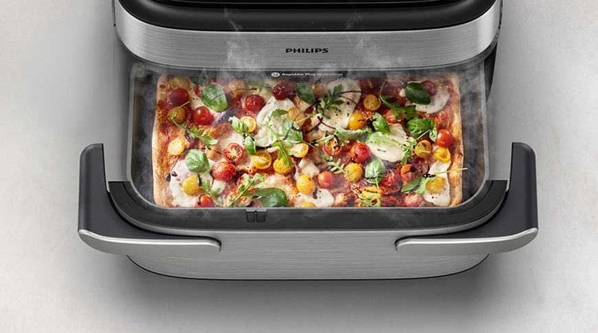 Fritéza horkovzdušná Philips Airfryer Dual Basket s párou 9,5 l NA565/02 černá/stříbrná Horkovzdušná fritéza Philips NA565/02 s velkým XXL košem, ve kterém se připravuje pizza s rajčaty, mozzarellou a bazalkou.