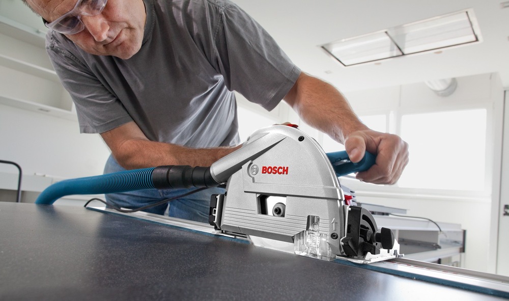 Ponorná pila Bosch Professional GKT 55 GCE je vybavena uhlíkovým elektromotorem s příkonem 1 400 W