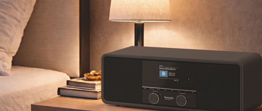 Radiopřijímač s DAB+ TechniSat DIGITRADIO 330 stříbrný Radiopřijímač na nočním stolku s rozsvícenou lampičkou