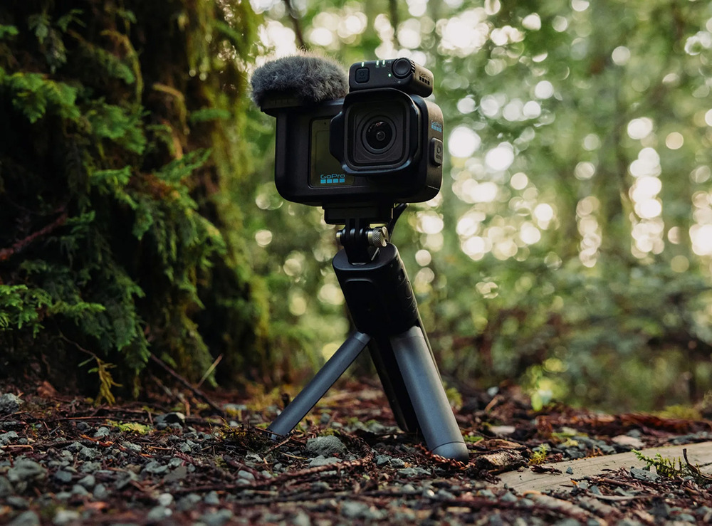 Outdoorová kamera GoPro MISSION 1 PRO Creator Edition černá Kamera GoPro MISSION 1 PRO s mikrofonem postavená na malém stativu v lese