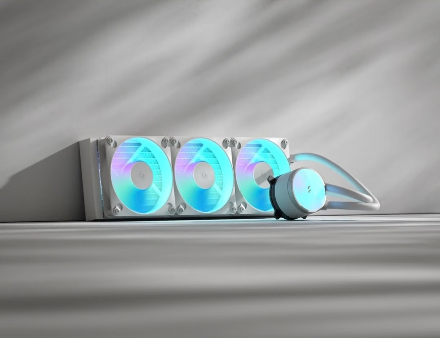 FRACTAL DESIGN Radius 360 RGB White s trojicí podsvícených ventilátorů, radiátorem a pumpou na světlém podkladu
