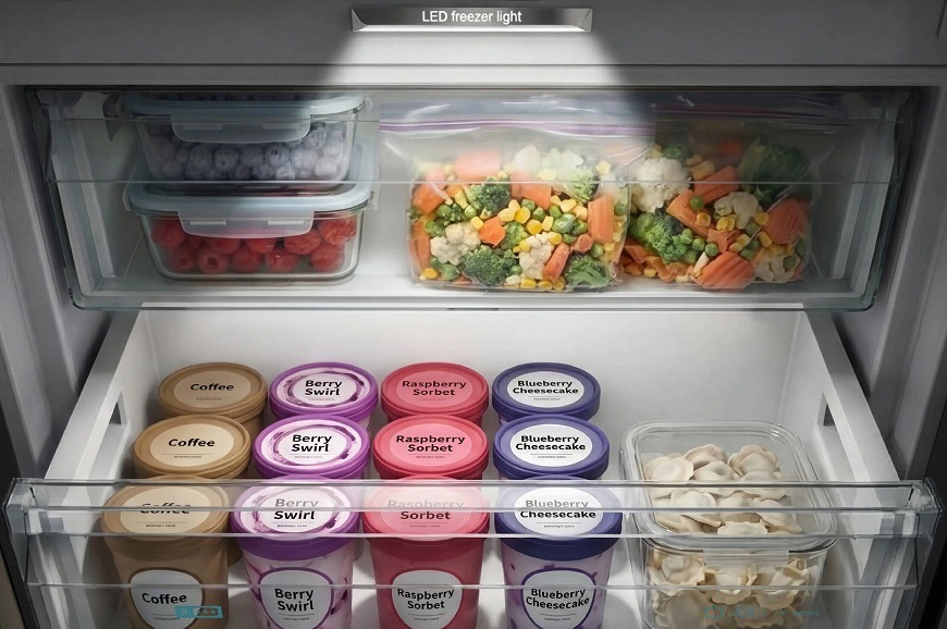Světlo LED FreezerLight v mrazicí části lednice Siemens osvětlující dva plné šuplíky