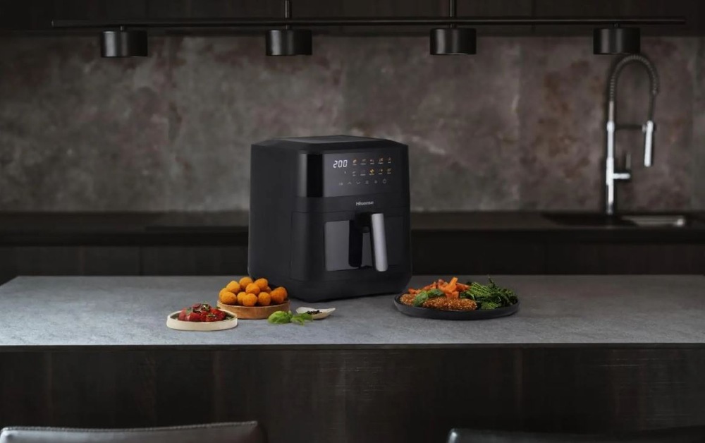 Fritéza horkovzdušná Hisense HAF2100DCD DUAL HEATER černá horkovzdušná fritéza Hisense HAF2100DCD na kuchynské lince, vedle jsou taliřky s jidlem