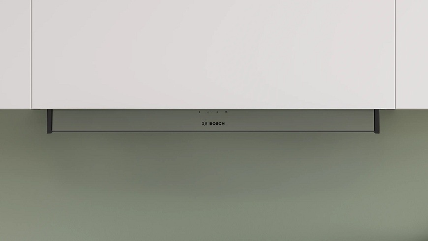 Odsavač par Bosch Serie 4 DBB85CC60 černý Pohled na integrovaný odsavač par Bosch DBB85CC60, kdy je v lince vidět pouze otevřený skleněný panel