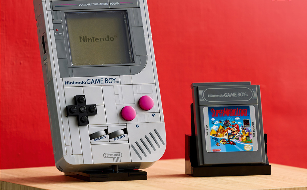 Kapesní konzole Game Boy od společnosti Nintendo se vrací v podobě detailní repliky z kostek LEGO, která díky měřítku 1 : 1 působí jako skutečné zařízení
