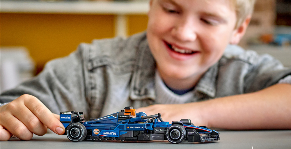 Stavebnice LEGO® Speed Champions 77249 Závodní auto Williams Racing FW46 F1® Williams Racing FW46 měří 20 cm na délku a po závodění se skvěle hodí k vystavení na poličce nebo ve sbírce.