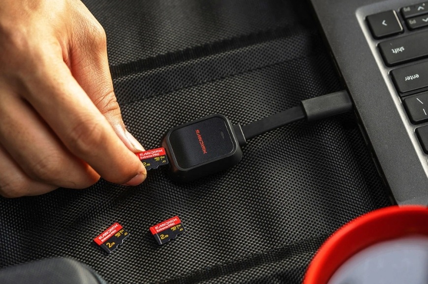 Vkládání microSD karty do čtečky připojené k notebooku