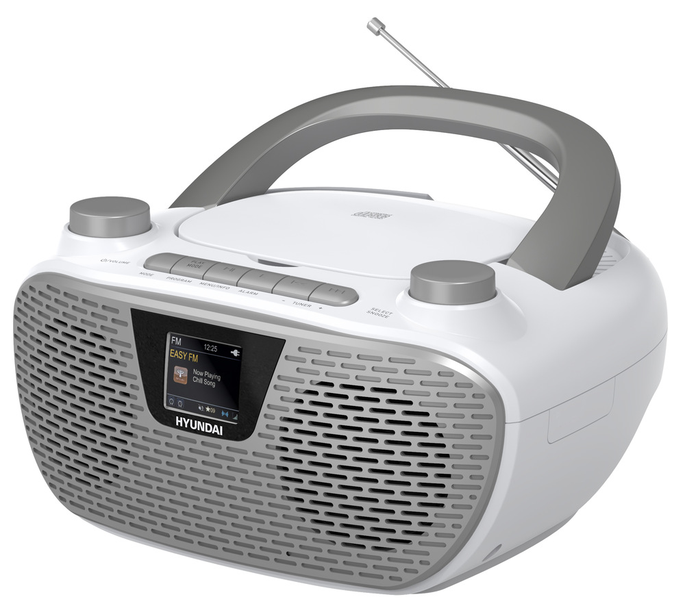 Bílo-stříbrný přenosný radiopřijímač Hyundai s CD přehrávačem, výsuvnou anténou, barevným LCD displejem a rukojetí pro přenášení – pohled z pravého úhlu