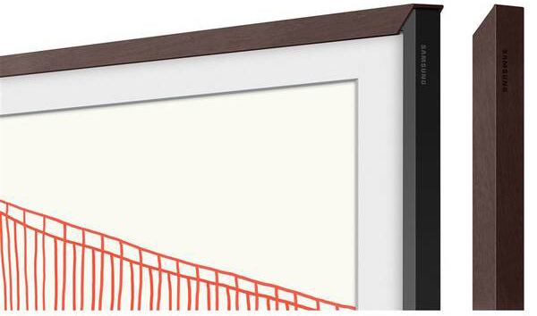 Detail hrany tmavě hnědého výměnného rámu televize Samsung Frame