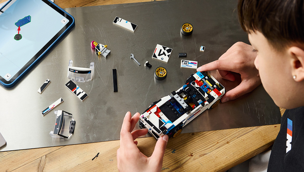 Model z 358 dílků nabízí školákům interaktivní stavění s aplikací LEGO Builder a 3D návodem. 