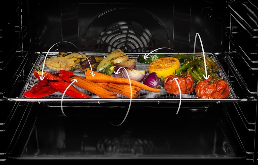Sklokeramický sporák Electrolux LKR64022AW bílý Mřížka AirFry s opečenou zeleninou v troubě Electrolux.