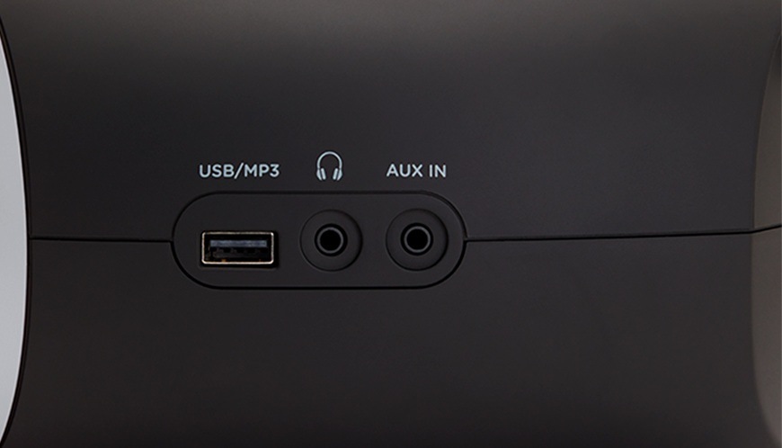 Radiomagnetofon s DAB+/CD AIWA BBTU-500DAB stříbrný Detailní záběr na možnosti připojení. Radiopřijímač Aiwa BBTU-500DAB/SL má na boku sluchátkový vstup, USB a AUX IN pro připojení externích zařízení.