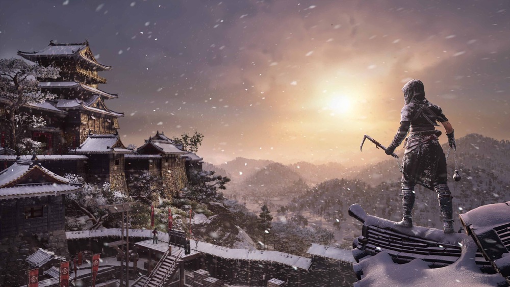 Obrázek ze hry Assassin's Creed Shadows. Hlavní postava stojí v dramatické póze na střeše domu zasněženého japonského města.