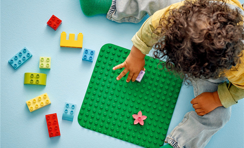 Podložku můžete kombinovat s kostkami LEGO DUPLO a vytvářet na ní domečky, farmy, zvířata i trasy.