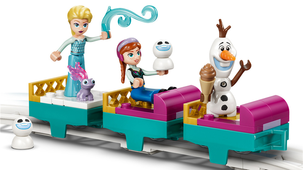 Stavebnice LEGO® │ Disney Ledové království 43281 Elsin ledový palác a jízda na sněhu Elsa, Anna, Olaf, Bruni a tři sněhuláčci si užijí jízdu po kruhové dráze se třemi saněmi.