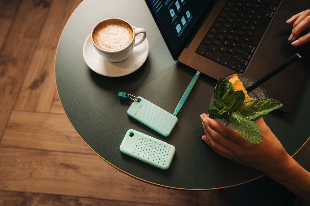 SSD externí Verbatim Pocket 2TB - Summer Edition USB-C 3.2 Gen 2  + 2x obal modrý