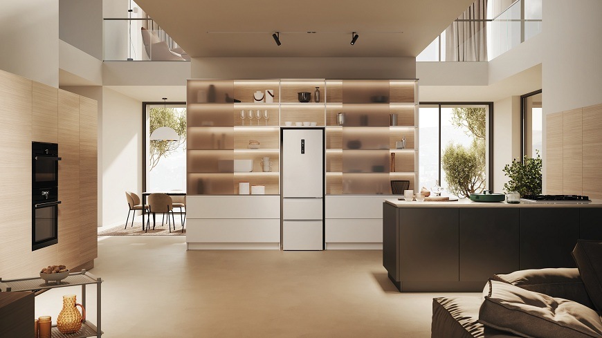 bílá chladnička haier HTW5618DNPW zabudovaná v kuchyni