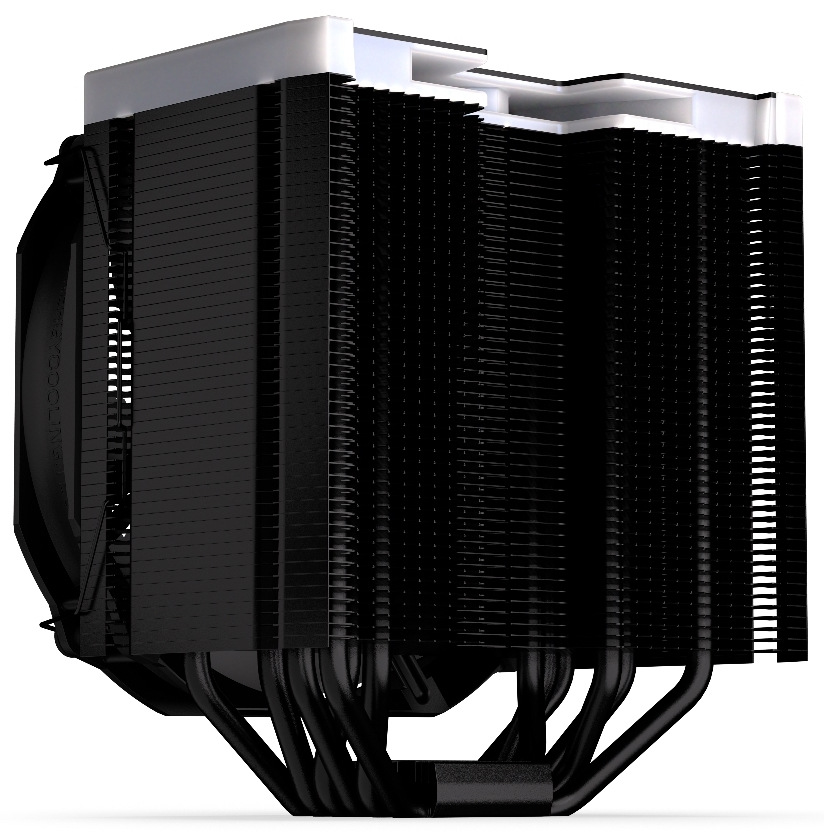 Chladič CPU ENDORFY Fortis 5 ARGB Black Na obrázku je chladič CPU ENDORFY Fortis 5 ARGB Black z bočního pohledu. Vidíte dva vedle sebe stojící bloky hustých černých kovových žeber (dvojitá „věž“). Na levé straně je částečně vidět ventilátor přichycený drátěnými sponami, který fouká vzduch skrz žebra. Dole vyčnívá šest zahnutých černých trubiček (heatpipe), které odvádějí teplo od procesoru do žeber. Nahoře je světlý horní kryt, na této fotce však podsvícení není rozsvícené.