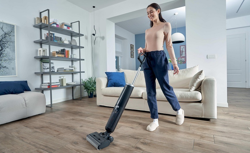 žena používá vysavač Hoover HW300 011 v obýváku
