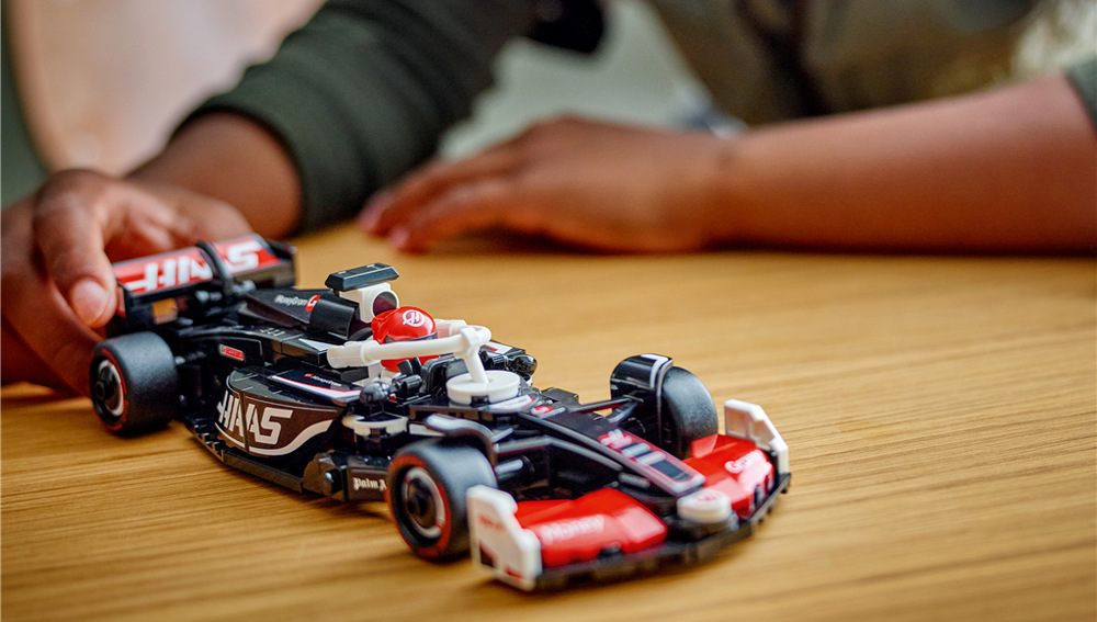 Model MoneyGram Haas F1 Team VF-24 přináší fanouškům detailní podobu skutečného monopostu z roku 2024.