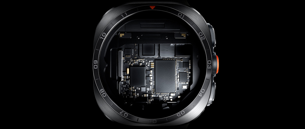 Detailní pohled do vnitřního prostoru hodinek Galaxy Watch Ultra2 v barevném provedení Titanium Silver se sportovním řemínkem