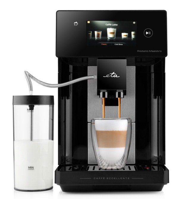 Čelní pohled na automatický kávovar ETA Ristello Maestro s nádržkou na mléko, připravující latte macchiato do sklenice