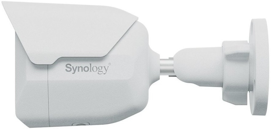 IP kamera Synology IP kamera Synology BC510 bílá Detail bočního profilu bílé bezpečnostní kamery Synology s logem a držákem