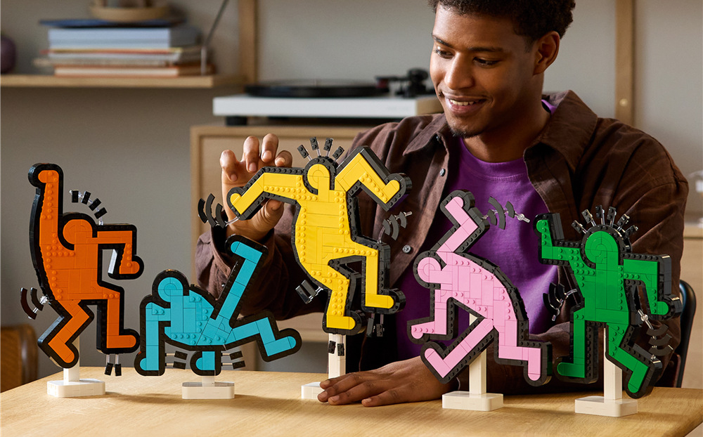 Stavebnice LEGO® Art 31216 Keith Haring – Tančící postavy Stavebnice LEGO Art zachycuje ikonické tančící postavy Keitha Haringa v originálním prostorovém díle z kostek LEGO