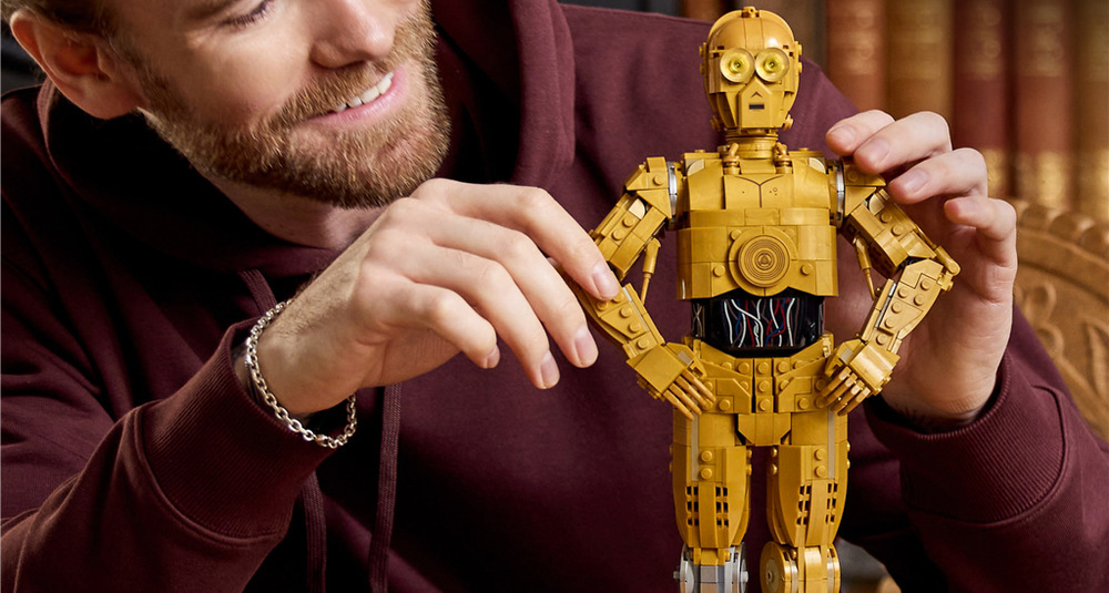 Stavebnice LEGO® Star Wars™ 75398 C-3PO™ C-3PO z kostek LEGO měří přes 38 cm a díky detailnímu zpracování vynikne jako výstavní model
