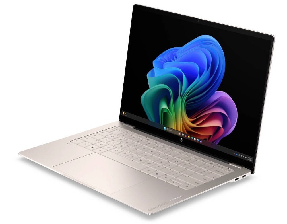 Notebook HP OmniBook Ultra AI 14-kd0072ncx zapnutý a otočený doleva