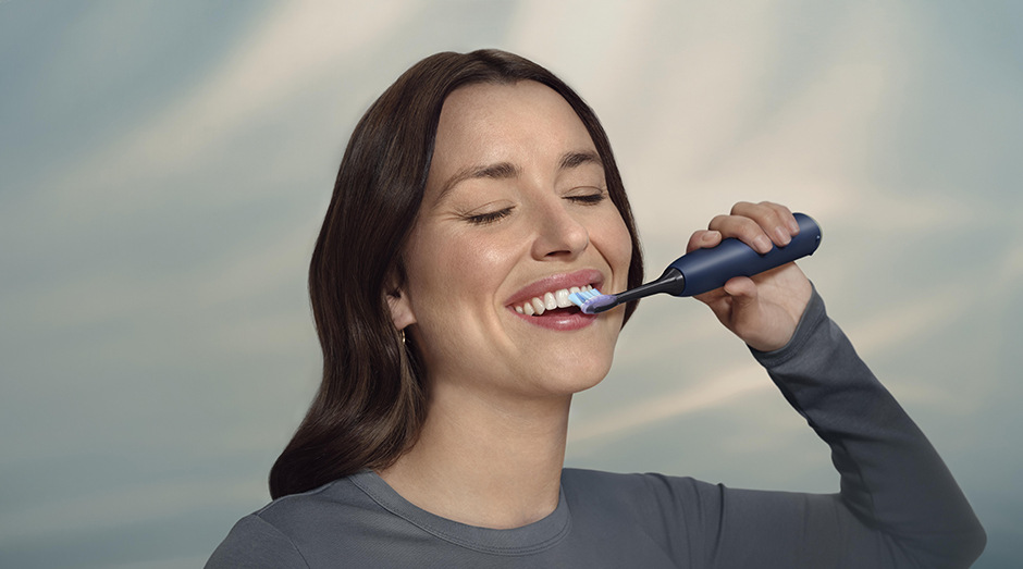 Zubní kartáček Philips Sonicare 7100 HX7423/01 modrý Zubní kartáček Philips HX7423/01 Sonicare 7100