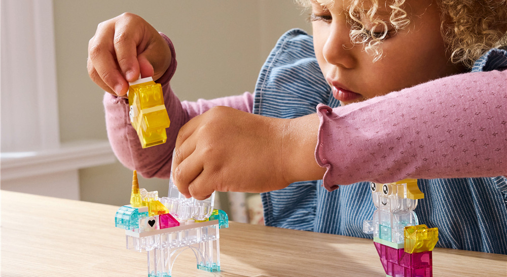 Stavebnice LEGO® Classic 11040 Kouzelná průhledná krabička Kostky LEGO lze opakovaně přestavovat a kombinovat s dalšími sadami pro dlouhodobé kreativní hraní.