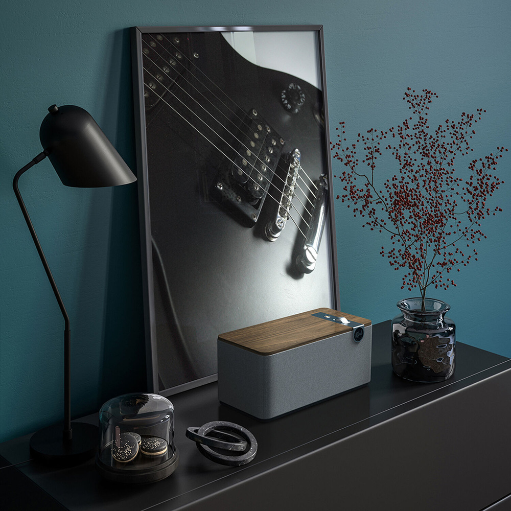 Reproduktor Klipsch The One Plus hnědý Reproduktor umístěný na odkládacím stolku.