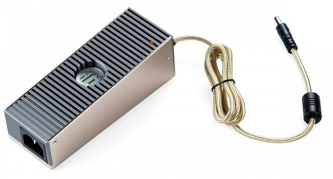 iFi SilentPower iPower Elite 24V napájecí zdroj v hliníkovém těle se zlatým DC kabelem