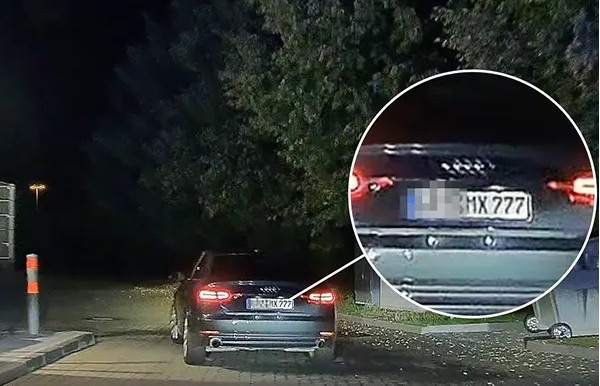 Fotografie vozidla v noci pořízená kamerou 70mai M800 poskytuje výbornou čitelnost