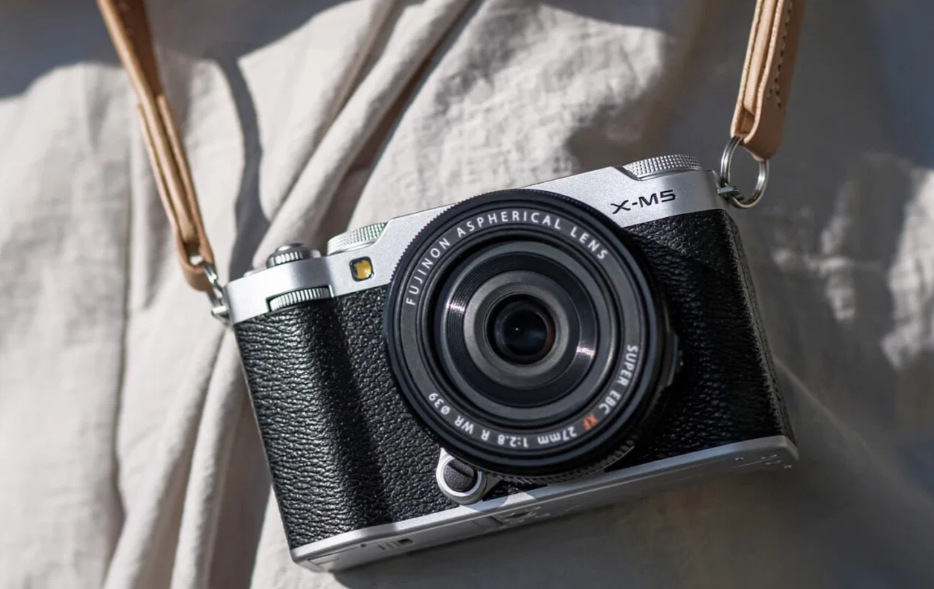 Fujifilm X-M5 váží jen 355 g
