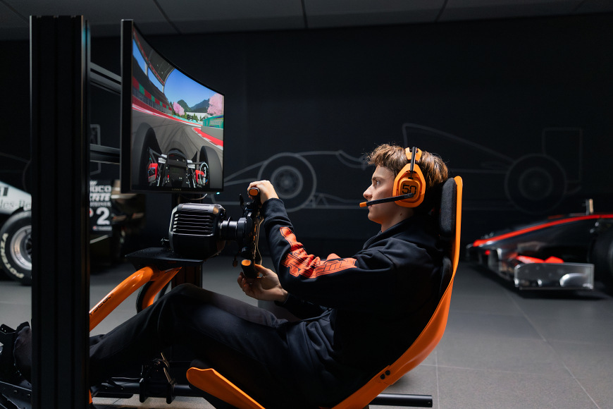 Věnec volantu Logitech G RS Formula Wheel - McLaren Edition černý Licencovaný design McLaren přináší autentický vzhled závodního speciálu a dokonale doplňuje ekosystém Logitech G RS