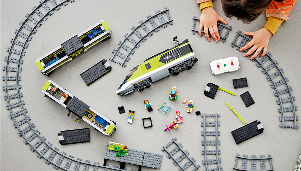 Stavebnice LEGO® City 60337 Expresní vláček Nástupiště a šest minifigurek umožňují rozehrávat různé situace spojené s nastupováním a cestováním.