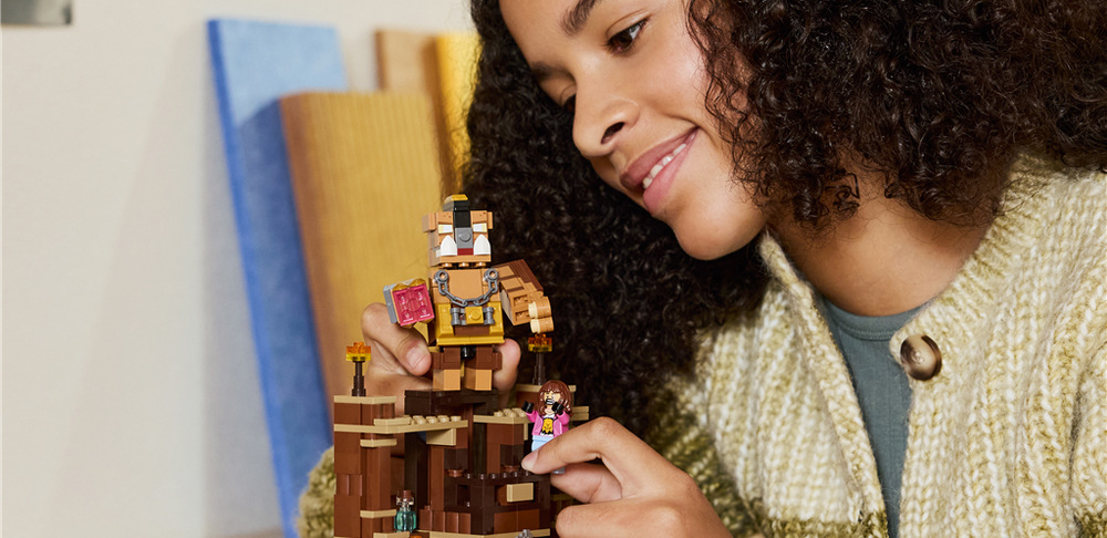 Stavebnice LEGO® Minecraft® 21272 Bojový ring v Lesním sídle Steve, Garrett, Henry, zombie, kuřecí žokej a velký vepř přinášejí známé postavy, zbraně i lektvary.