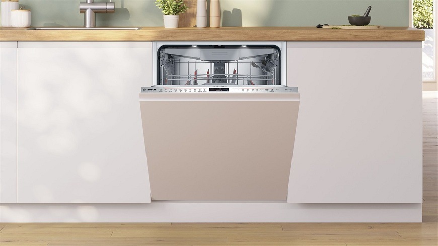 Vestavná myčka Bosch SMV8ECX05E v bílé kuchyni