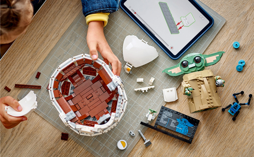 Model LEGO zachycuje Grogua včetně kočárku, pohyblivé hlavy, uší a paží a měří přes 19 cm.